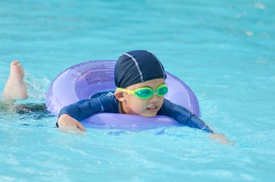 Schwimmen lernen die meisten schon im jungen Kindesalter