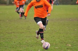 Ist der Rasen beim Sport uneben, steigt das Risiko für Kreuzband- oder Meniskusverletzungen