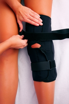 Eine Orthese oder Bandage kann dem Kniegelenk bei gerissenem Kreuzband zumindest teilweise etwas Stabilität zurückgeben