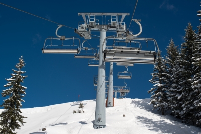 Lifte bringen die Skifahrer auf die Pisten