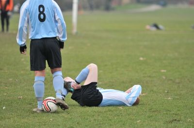 Verletzungen wie Muskelfaserrisse gehören beim Fußball leider oft zur Tagesordnung.