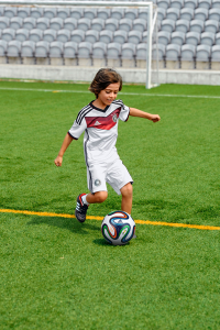 Auch Kinder sollten in passenden Fußballschuhen spielen.