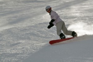 Egal ob Skifahren oder Snowboard: Nur mit Helm sollte es auf die Piste gehen.