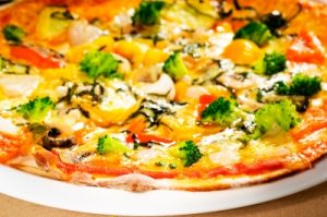 Gesunde Zutaten und die richtige Zubereitung sorgen für eine Pizza, die in jeden Diätplan passt.