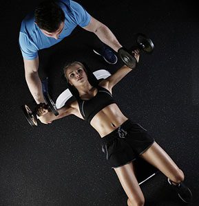 Trainiert man zu zweit, kann man sich bei den Übungen gegenseitig motivieren