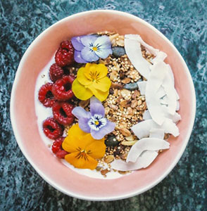 Eine bunte Schüssel mit frischem Obst und gesunden Snacks, ideal für eine ausgewogene Ernährung beim Sport und Abnehmen.